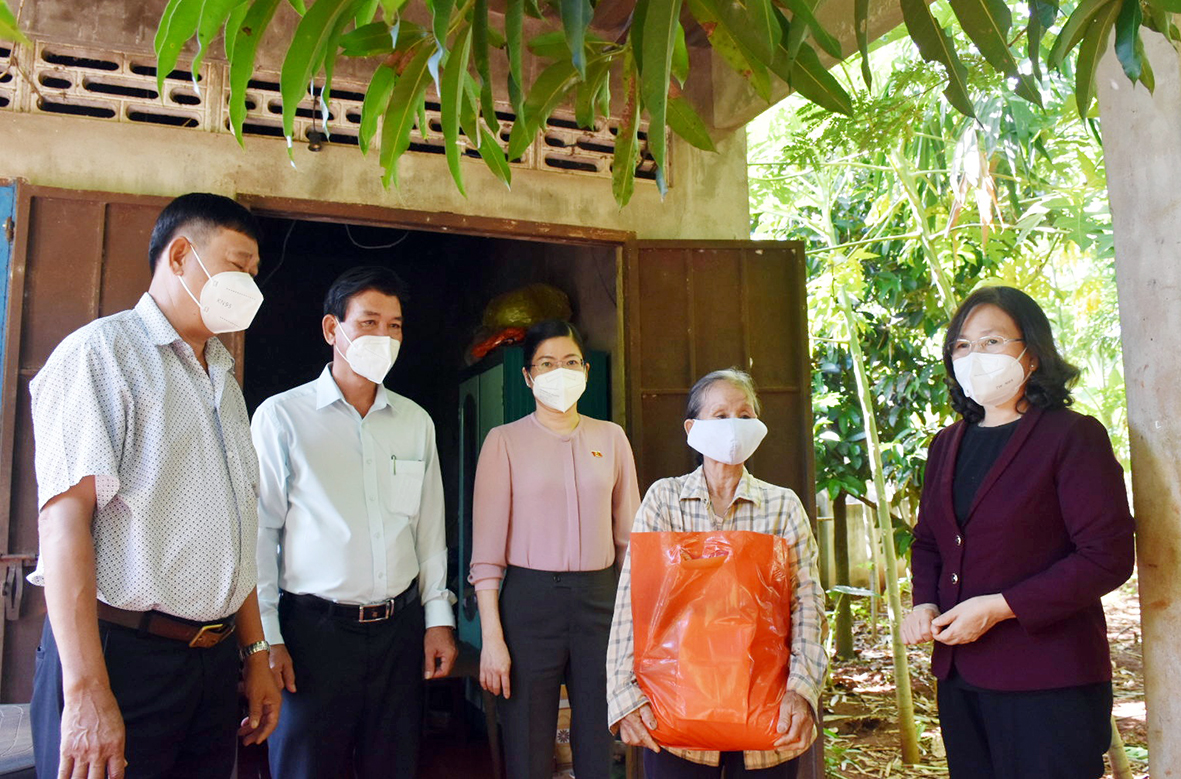 Bà Nguyễn Thị Yến, Phó Bí thư Thường trực Tỉnh ủy, Trưởng Đoàn ĐBQH tỉnh tặng quà, động viên bà Thái Thị Tuyết Nhung, tổ 12, ấp Bắc, xã Long Phước, TP.Bà Rịa. Ảnh: TUYẾT MAI