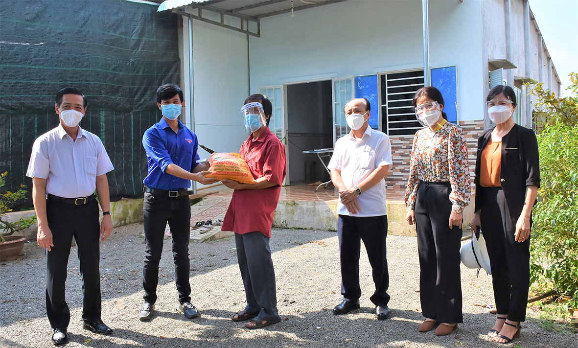 (Ngoài cùng bên trái) Ông Lưu Tài Đoàn, Ủy viên Ban Thường vụ Tỉnh ủy, Trưởng Ban Tổ chức Tỉnh ủy (thứ nhất từ trái qua) tặng quà, động viên gia đình ông Vũ Ngọc Đức (khu phố Ngãi Giao, huyện Châu Đức). Ảnh: NGỌC BÍCH