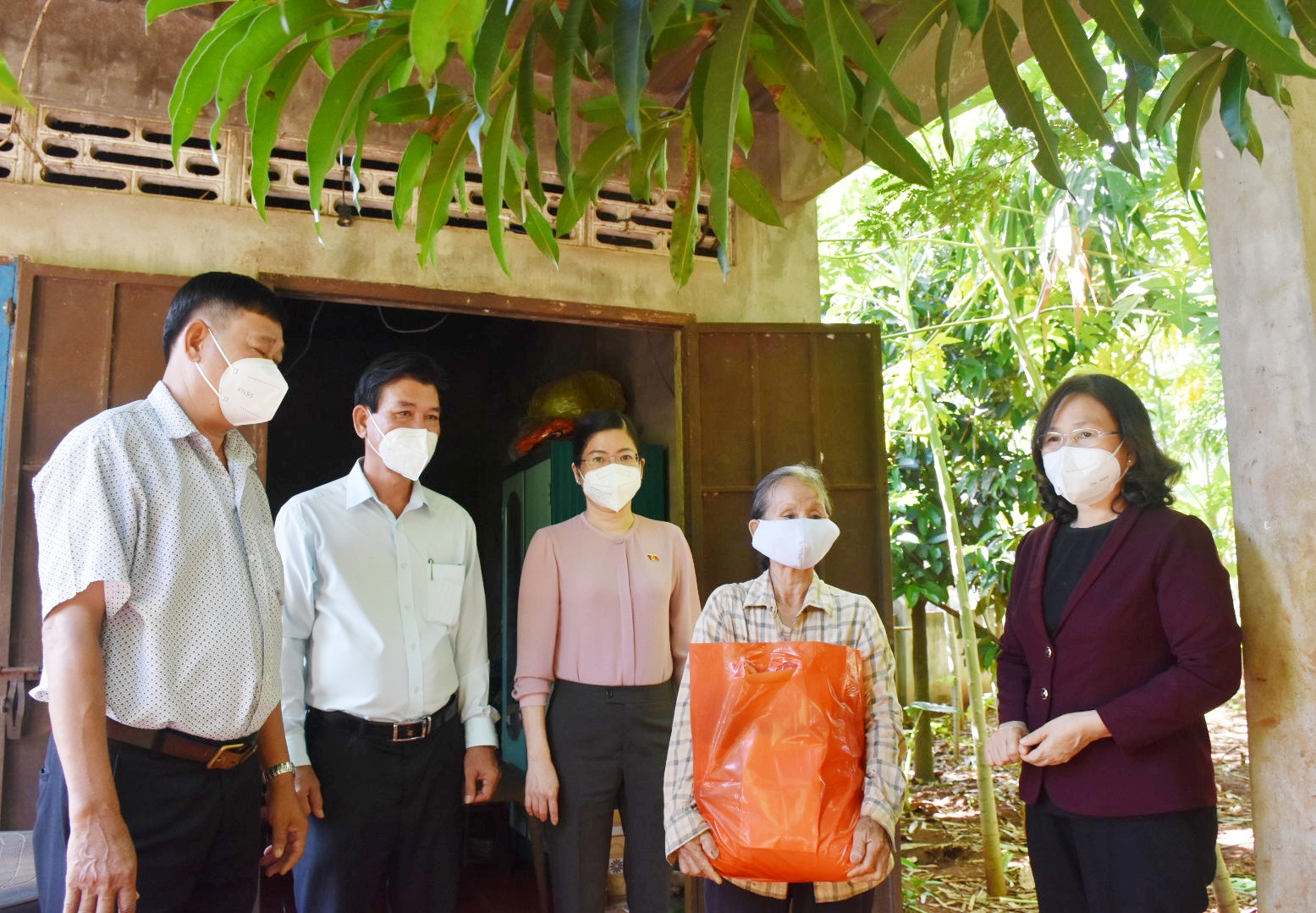 Bà Nguyễn Thị Yến, Phó Bí thư Thường trực Tỉnh ủy, Trưởng Đoàn ĐBQH tỉnh (bìa phải) tặng quà, động viên bà Thái Thị Tuyết Nhung, tổ 12, ấp Bắc, xã Long Phước, TP.Bà Rịa. Ảnh: TUYẾT MAI