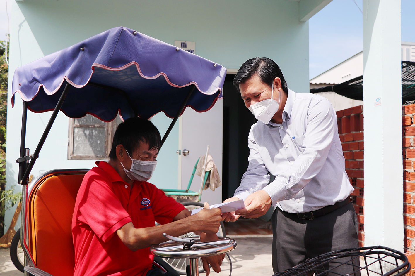Ông Nguyễn Văn Xinh, Ủy viên Ban Thường vụ Tỉnh ủy, Trưởng Ban Tuyên giáo Tỉnh ủy tặng quà, động viên ông Trần Văn Thế (ấp Phước Trinh, xã Tam Phước, huyện Long Điền). Ảnh: ĐINH HÙNG