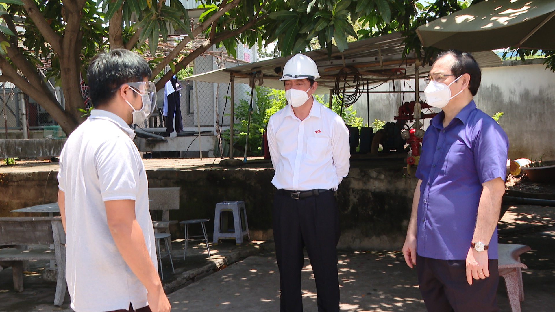 Ông Mai Ngọc Thuận, Phó Chủ tịch HĐND tỉnh, Phó Ban Chỉ đạo Phòng, chống dịch COVID-19 tỉnh và ông Trần Đình Khoa, Bí thư Thành ủy Vũng Tàu trao đổi với đại diện Công ty chế tạo Quốc Anh về việc đưa các F1 đi cách ly tập trung.