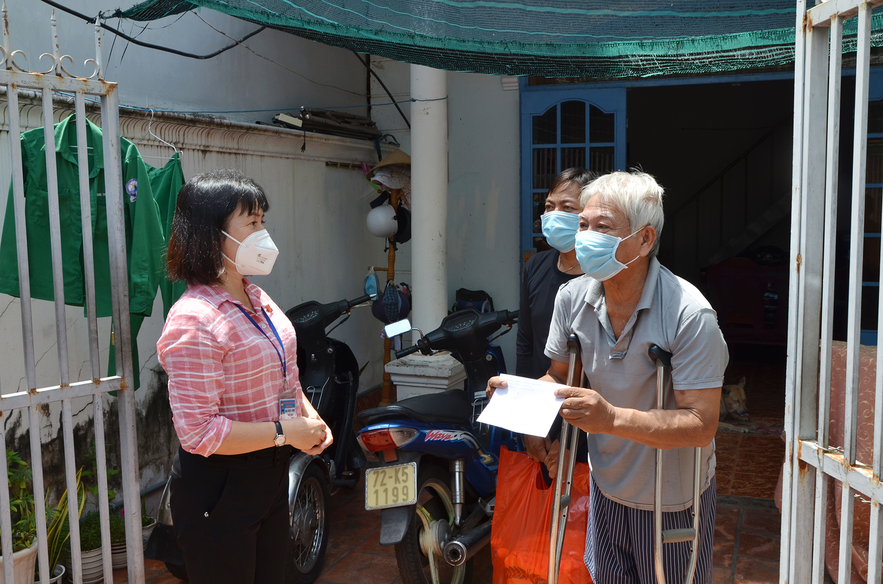 Bà Mai Ngọc Oanh, Chủ tịch UBMTTQ Việt Nam TP.Vũng Tàu tặng quà, động viên ông Lê Ngọc Quang (100/42/21, Bình Giã, phường 8, TP.Vũng Tàu). Ảnh: MINH THANH