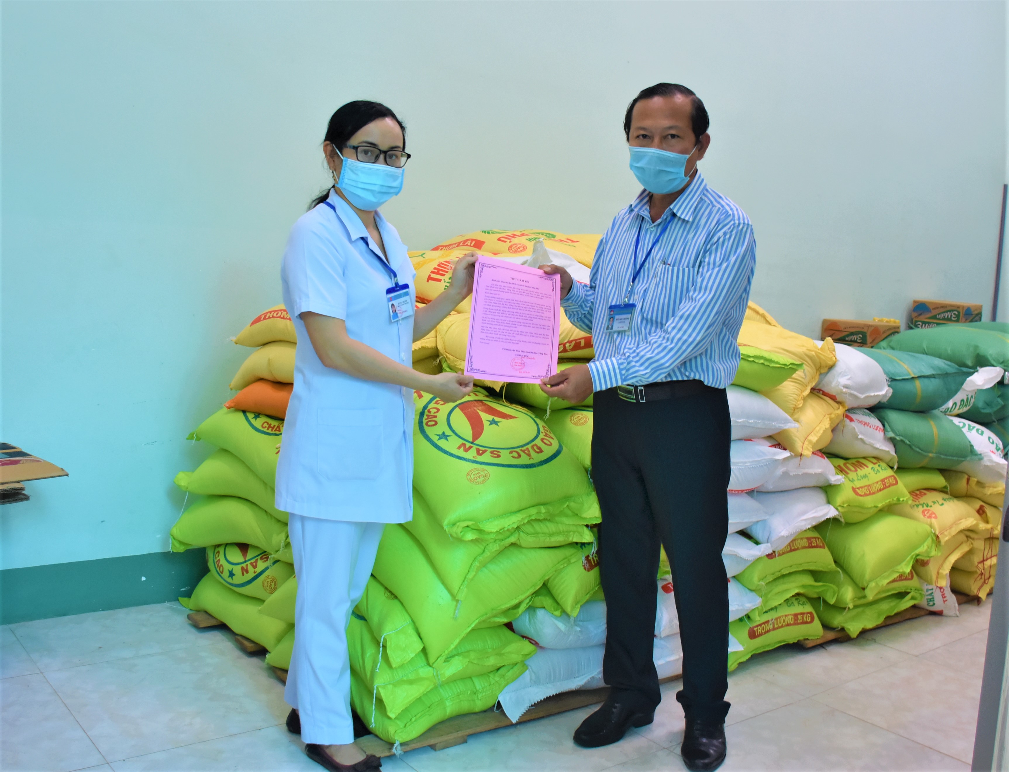 Đại diện Bệnh viện Tâm thần tỉnh gửi thư cảm ơn BCĐ phòng, chống dịch COVID-19 huyện Châu Đức. Ảnh: MAI NGỌC