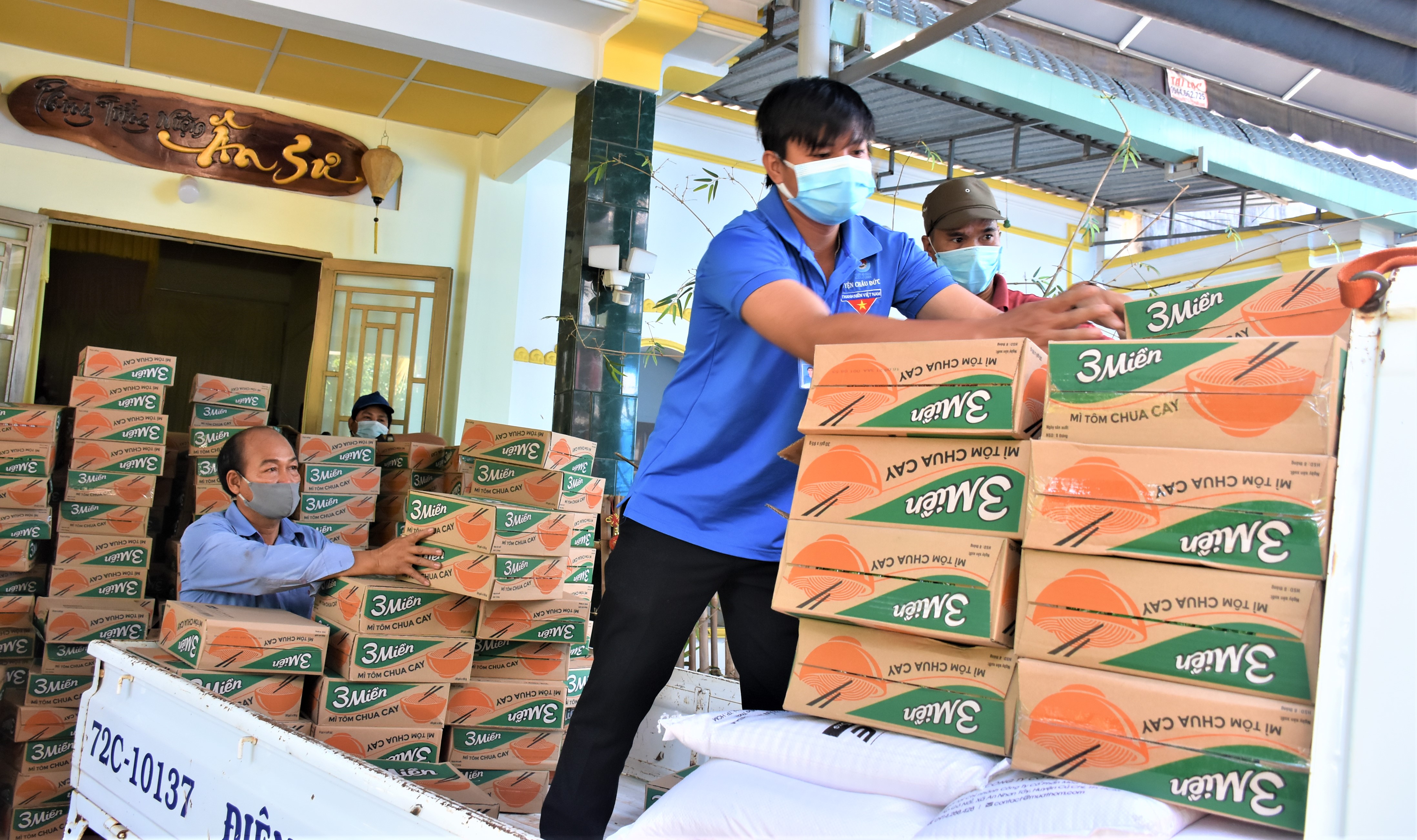 Quà từ Viện dưỡng lão Tịnh Quang (xã Nghĩa Thành) được Đoàn viên Thanh niên huyện hỗ trợ đưa lên xe chuyển về UBMTTQ Việt Nam huyện Châu Đức. Ảnh: NGỌC BÍCH