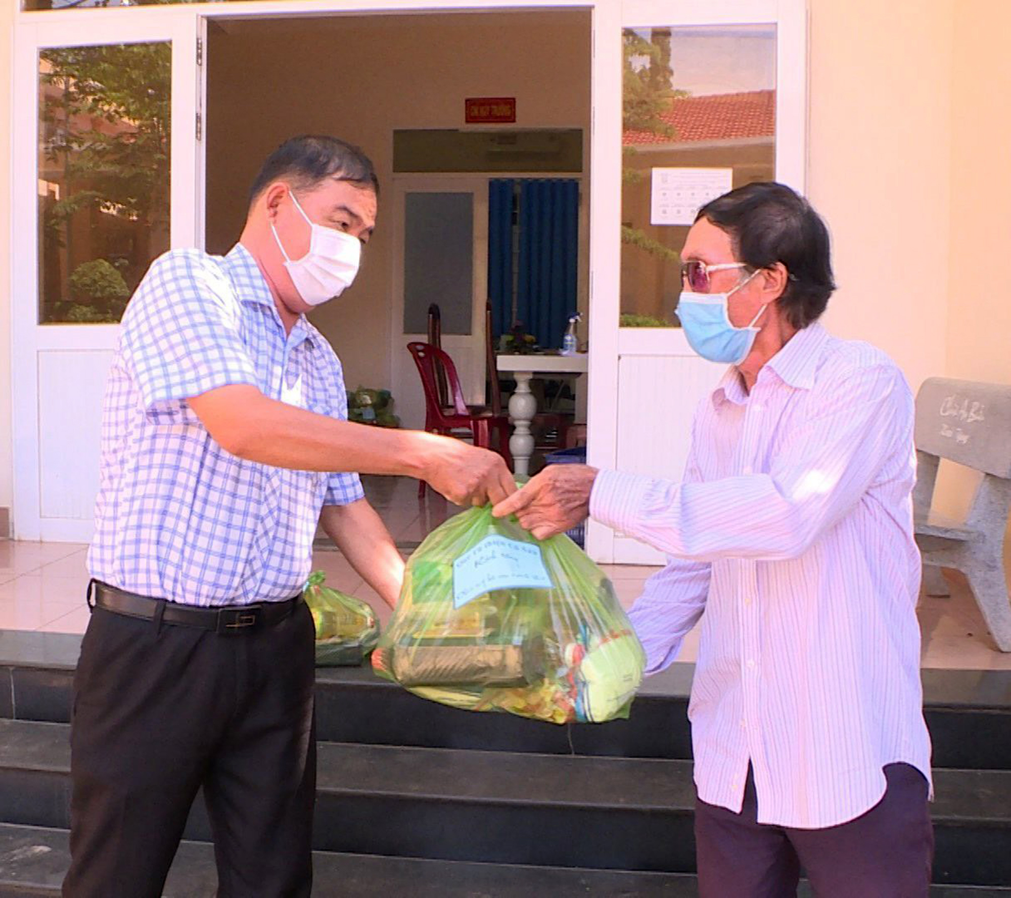 Đại diện thị trấn Đất Đỏ, huyện Đất Đỏ trao tặng quà từ Quỹ Từ thiện Cô Sáu cho người nghèo trên địa bàn thị trấn.