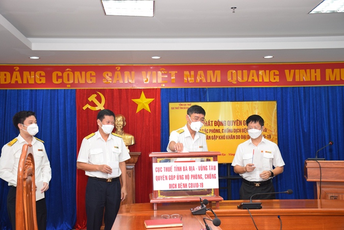 Lãnh đạo Cục Thuế tỉnh đóng góp ủng hộ phòng dịch và người dân gặp khó khăn do đại dịch COVID-19.