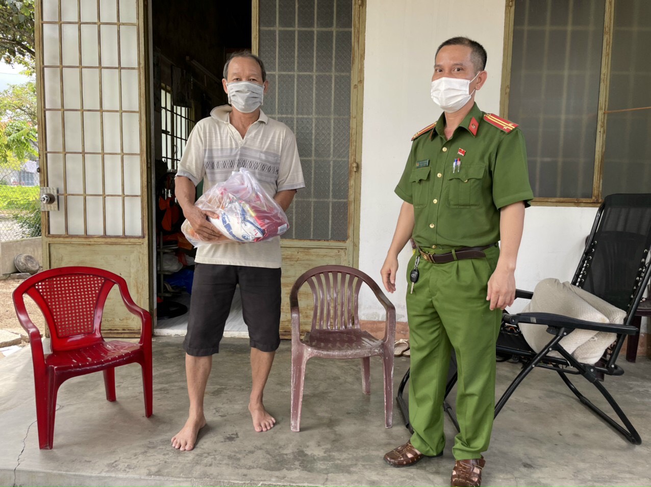 Công an phường Long Tâm trao quà  đến các hộ khó khăn trên địa bàn.