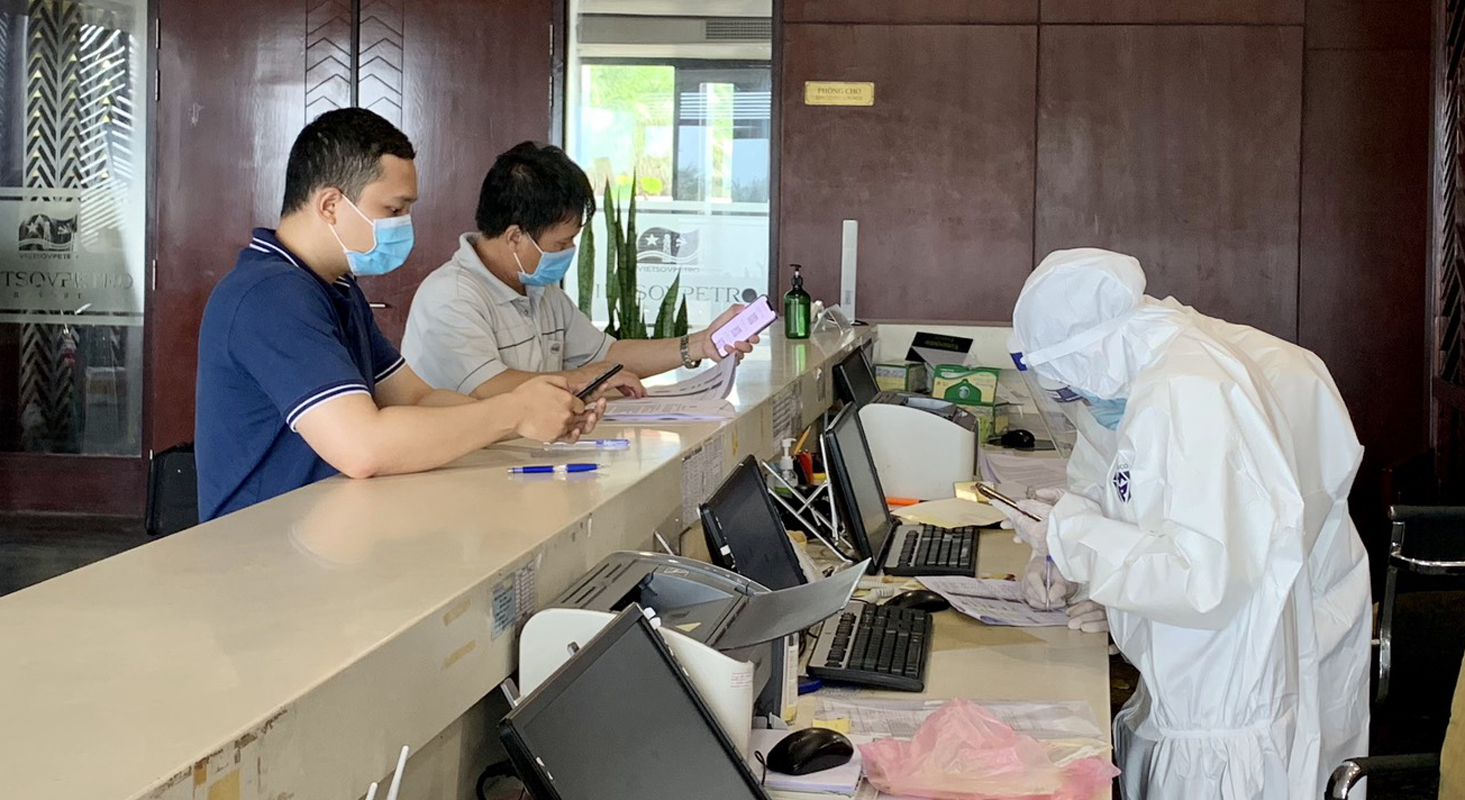 Các khách sạn đều tuân thủ phòng dịch trong phục vụ, đón tiếp khách. Trong ảnh: Lễ tân Vietsovpetro Resort (xã Phước Thuận, huyện Xuyên Mộc) làm thủ tục nhận phòng cho khách.