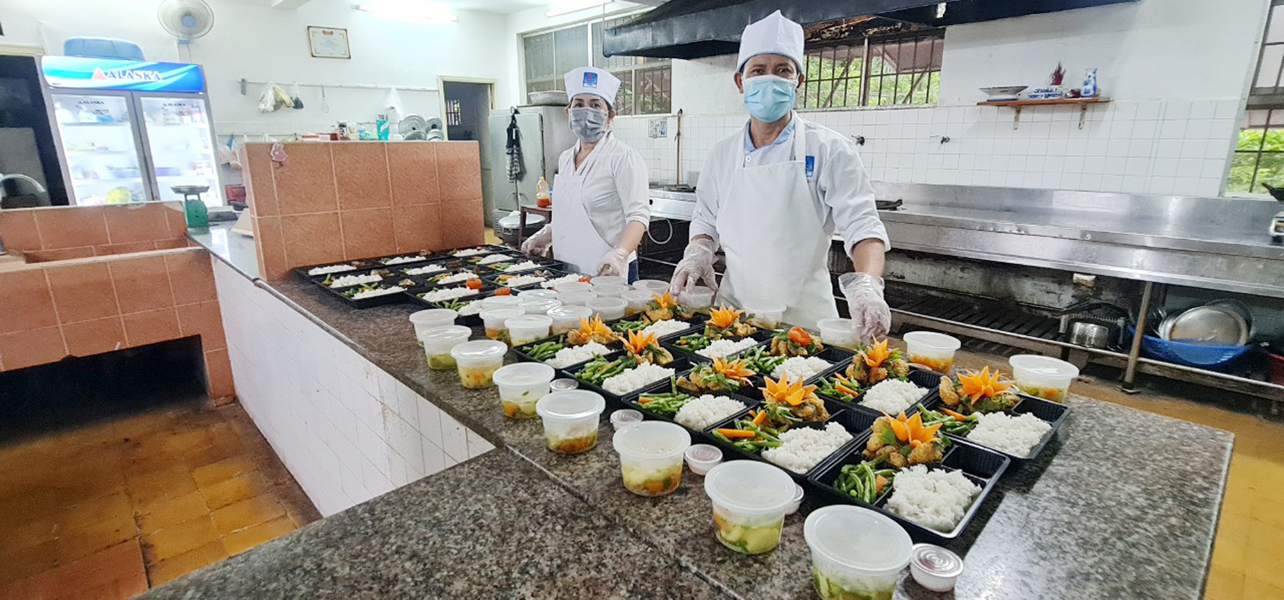 Đầu bếp khách sạn Hoa Phượng Đỏ chuẩn bị bữa trưa cho khách cách ly.