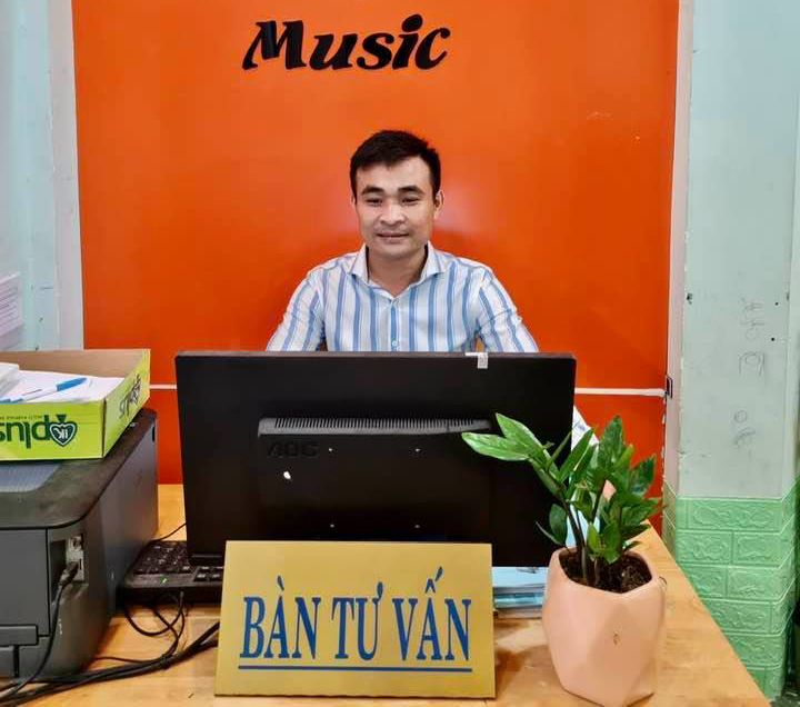 Thầy giáo Trần Văn Hợp sáng tác ca khúc “Việt Nam kiên cường thắng dịch” trong những ngày thực hiện giãn cách chống dịch theo Chỉ thị 16 của Thủ tướng Chính phủ.