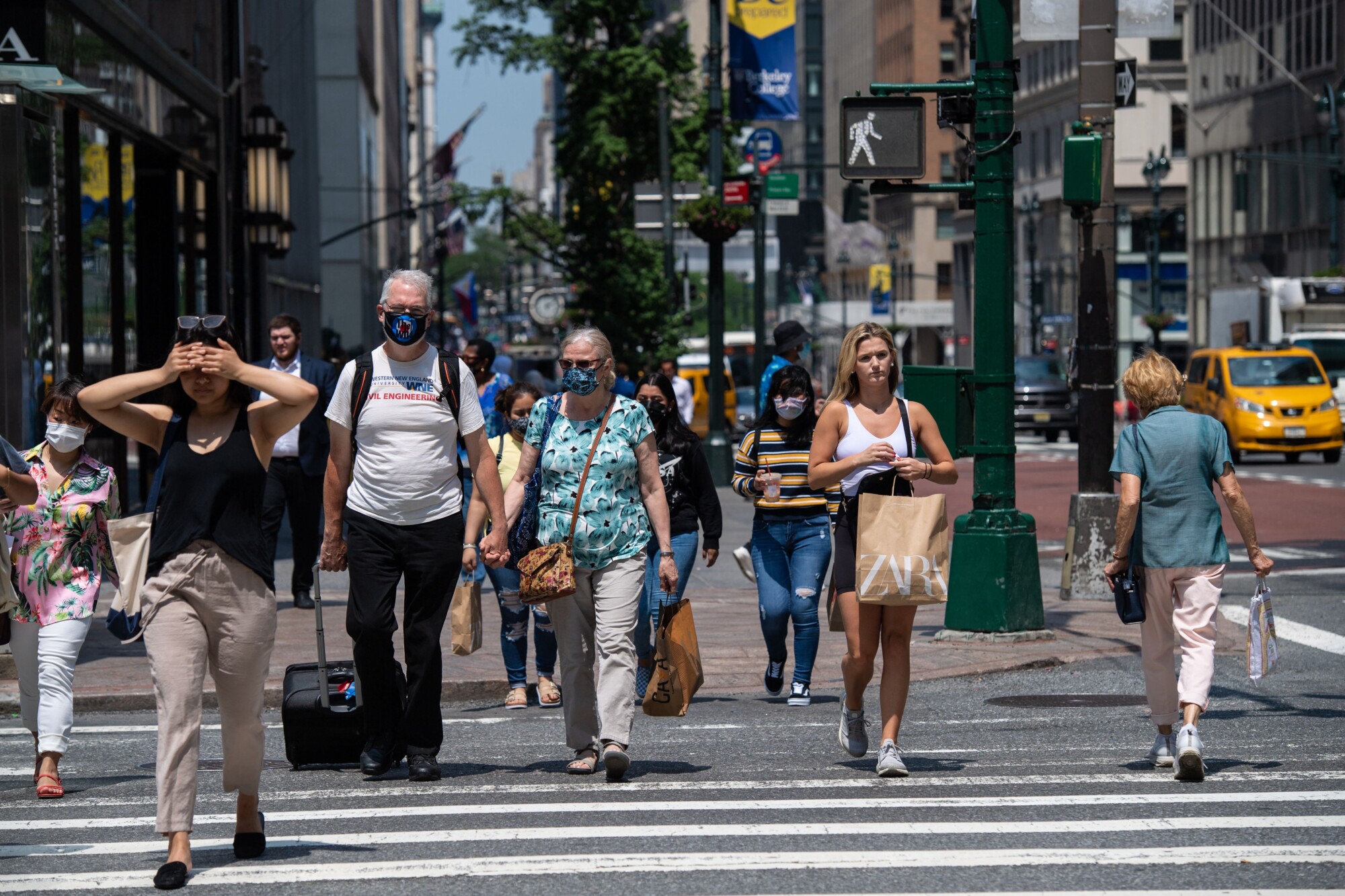 Người dân di chuyển trên một tuyến phố ở New York (Mỹ).