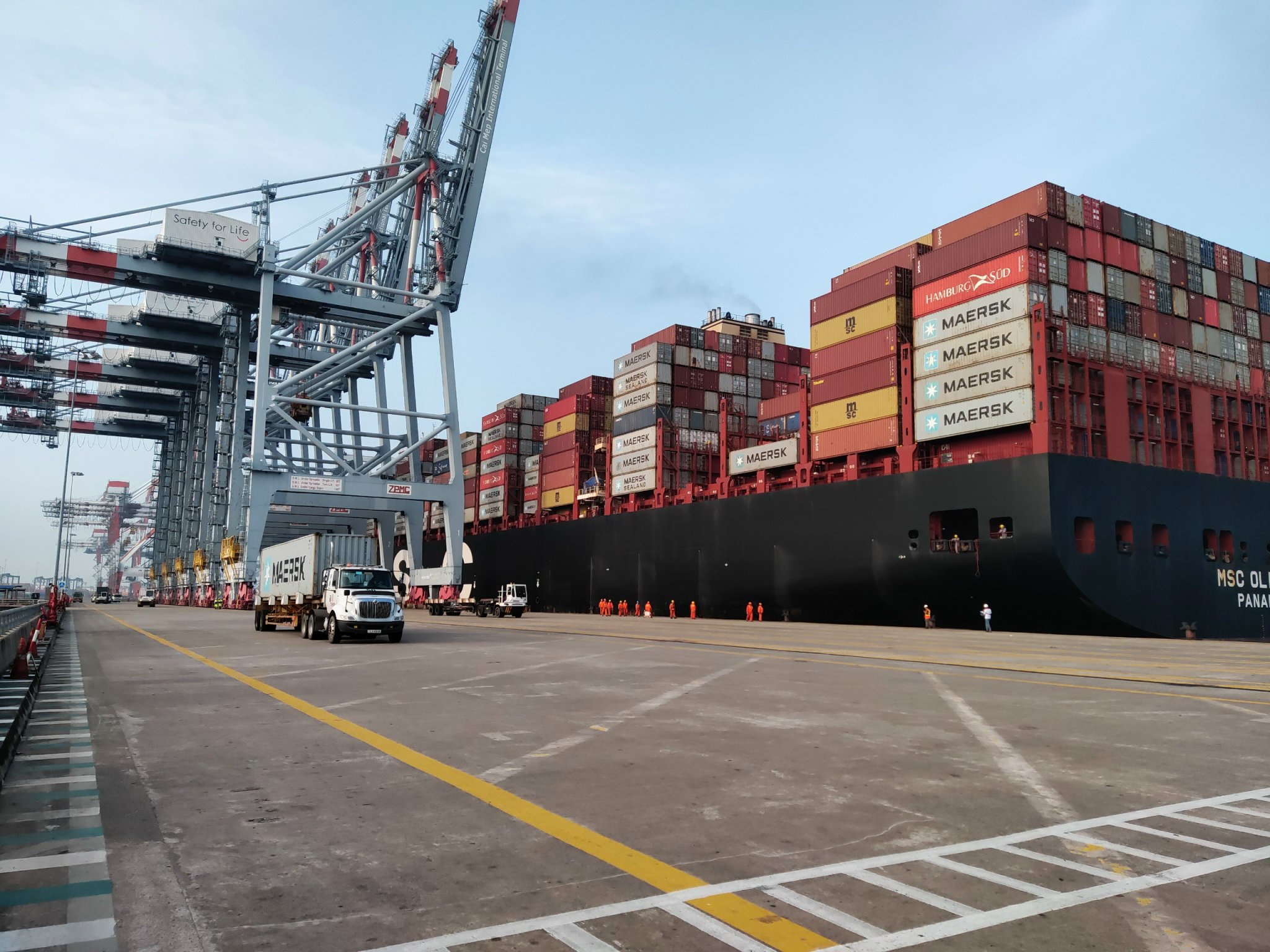 Xếp dỡ hàng container tại Cảng CMIT.