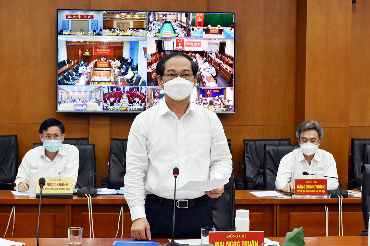 Ông Mai Ngọc Thuận, Ủy viên Ban Thường vụ Tỉnh ủy, Phó Chủ tịch HĐND tỉnh, Phó Trưởng BCĐ Phòng, chống dịch COVID-19 tỉnh đề nghị có giải pháp quyết liệt hơn nữa để xử lý dứt điểm dịch bệnh tại TT. Long Hải.