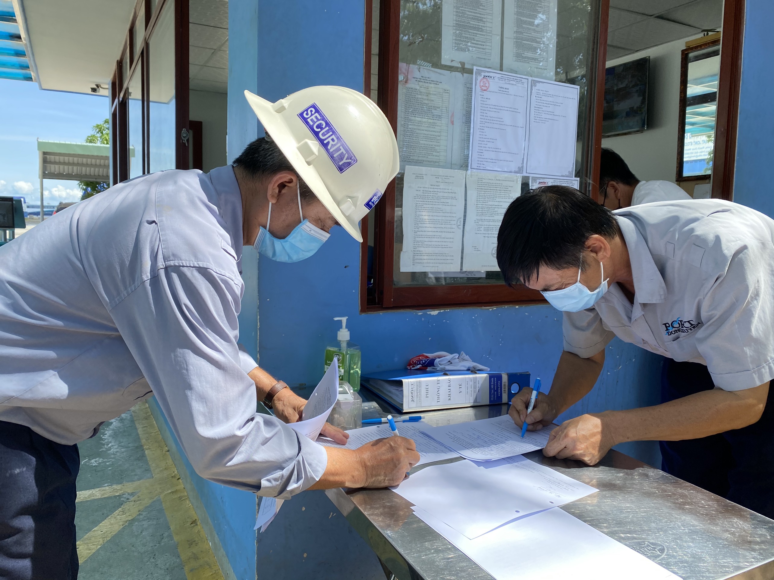 Người lao động tại Cảng Đông Xuyên tuân thủ các quy định phòng, chống dịch 5K tại nơi làm việc.