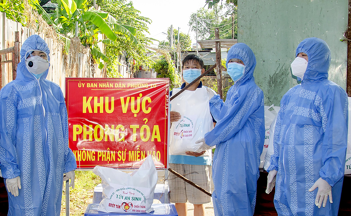 Bà Lê Thị Thanh Bình, Phó Bí thư Thường trực Thành ủy, Chủ tịch HĐND TP.Vũng Tàu (bìa trái) cùng các thành viên Đoàn trao tặng “Túi an sinh” cho người dân khu phong tỏa hẻm 225/7 Lưu Chí Hiếu, phường 10.