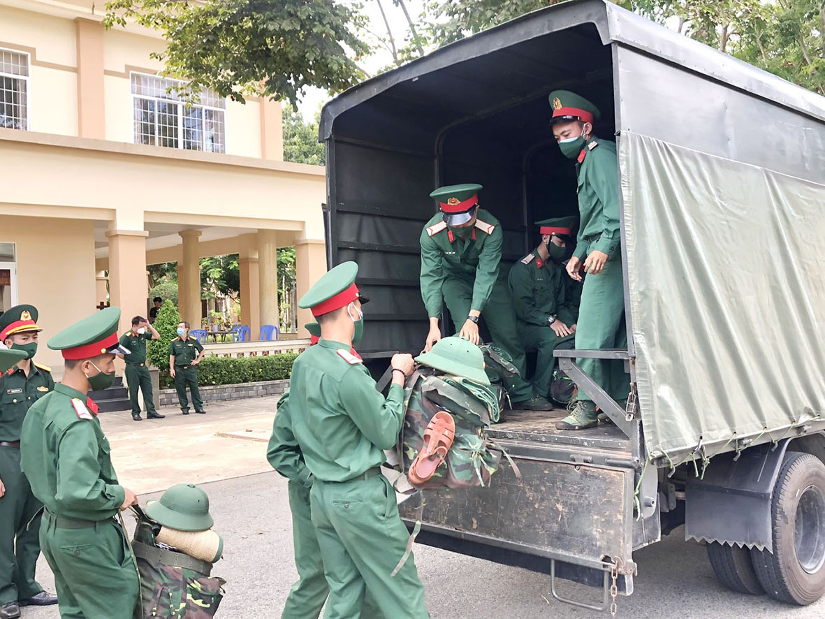 Cán bộ, chiến sĩ Trung đoàn 88, Sư đoàn 302 lên xe đến TP.Vũng Tàu thực hiện nhiệm vụ.