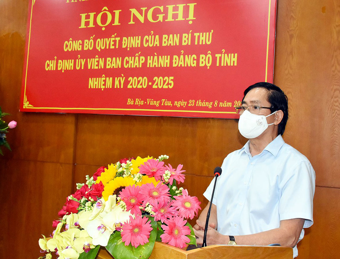 Đồng chí Phạm Viết Thanh, Ủy viên Trung ương Đảng, Bí thư Tỉnh ủy, Chủ tịch HĐND tỉnh phát biểu giao nhiệm vụ cho đồng chí Nguyễn Tâm Hùng và đồng chí Mai Văn Linh.
