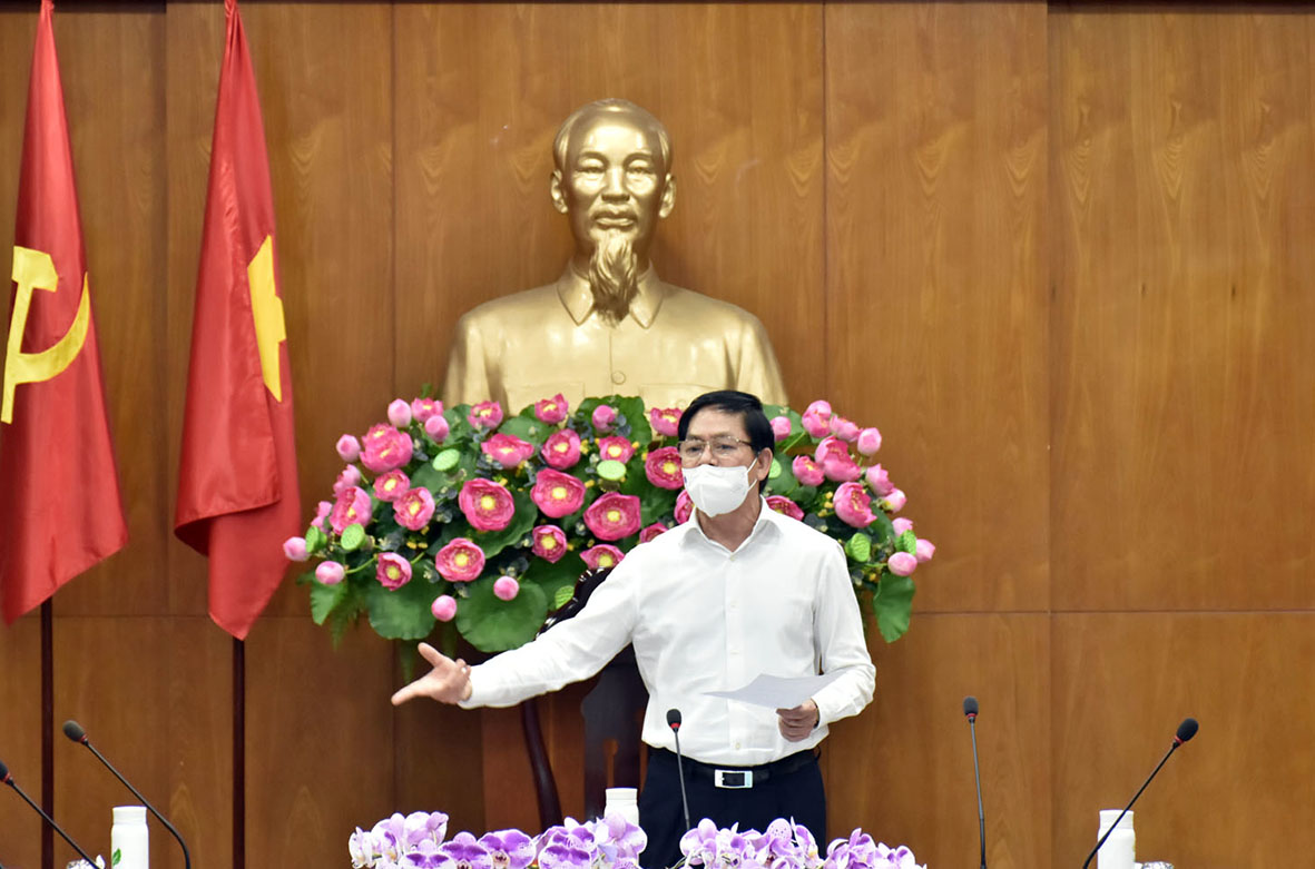 Ông Phạm Viết Thanh, Ủy viên Trung ương Đảng, Bí thư Tỉnh ủy, Chủ tịch HĐND tỉnh, Trưởng BCĐ Phòng chống dịch COVID-19 tỉnh chủ trì cuộc họp.