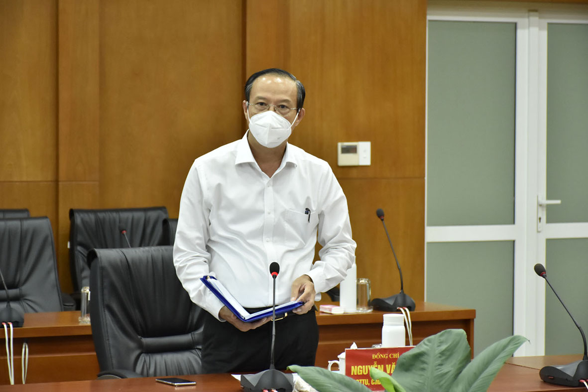 Ông Nguyễn Văn Thọ, Chủ tịch UBND tỉnh, Phó Trưởng Ban Thường trực BCĐ Phòng, chống dịch COVID-19 tỉnh, Chỉ huy trưởng Trung tâm Phòng, chống dịch COVID-19 tỉnh phát biểu tại cuộc họp.