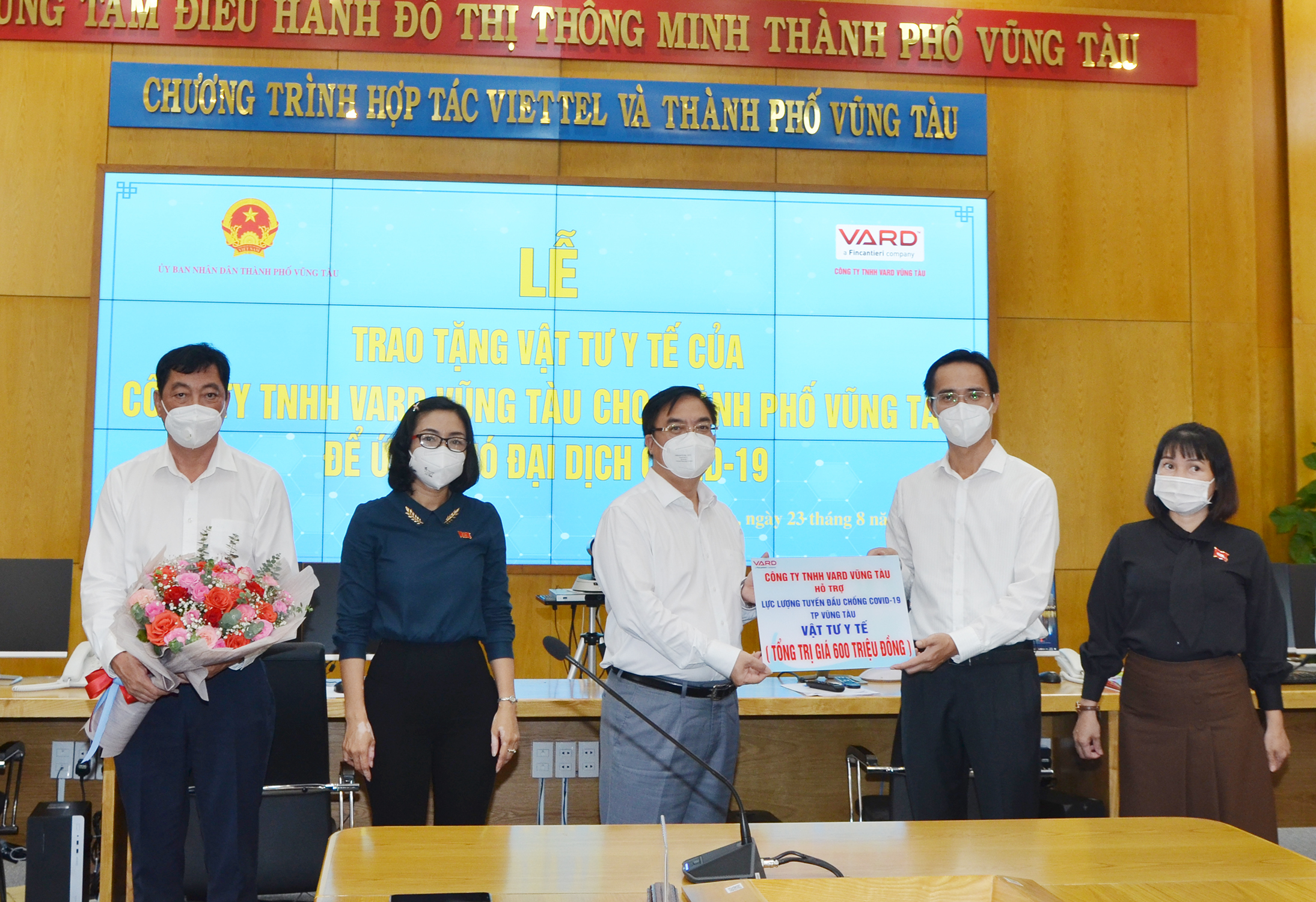 Ông Trần Đình Khoa, Ủy viên Ban Thường vụ Tỉnh ủy, Bí thư Thành ủy, Trưởng BCĐ Phòng, chống dịch COVID-19 TP.Vũng Tàu; ông Hoàng Vũ Thảnh, Chủ tịch UBND TP.Vũng Tàu tiếp nhận bảng tượng trưng vật tư y tế do Công ty TNHH VARD Vũng Tàu trao tặng.