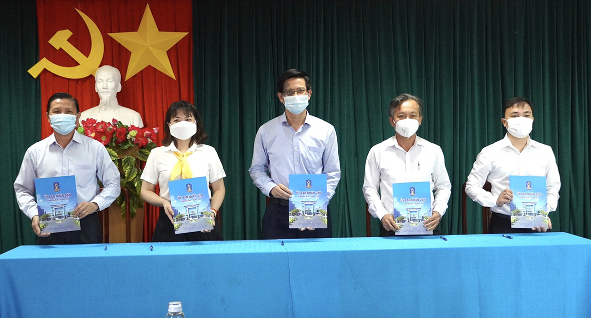 Đại diện Sở TT&TT, Sở NN-PTNT, Hội Nông dân, Bưu điện tỉnh và Bưu chính viễn thông Viettel Chí nhánh Vũng Tàu ký kết Chương trình phối hợp hỗ trợ đưa hộ sản xuất nông nghiệp lên sàn thương mại điện tử.