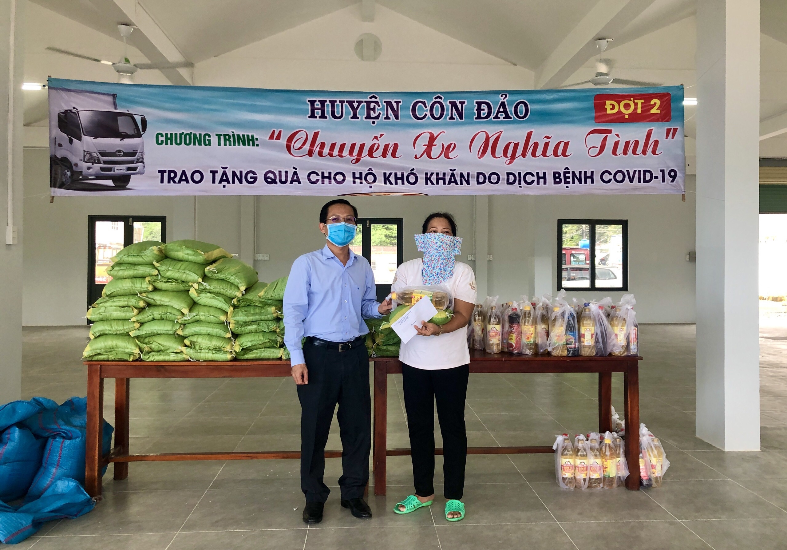 Ông Lê Văn Phong, Bí thư Huyện ủy, Chủ tịch UBND huyện Côn Đảo trao quà cho gia đình có hoàn cảnh khó khăn tại khu dân cư số 10, huyện Côn Đảo.
