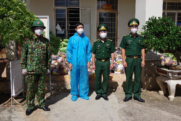 Đại diện Bộ Chỉ huy BĐBP tỉnh trao quà cho người dân thông qua chính quyền địa phương TT. Long Hải, huyện Long Điền.