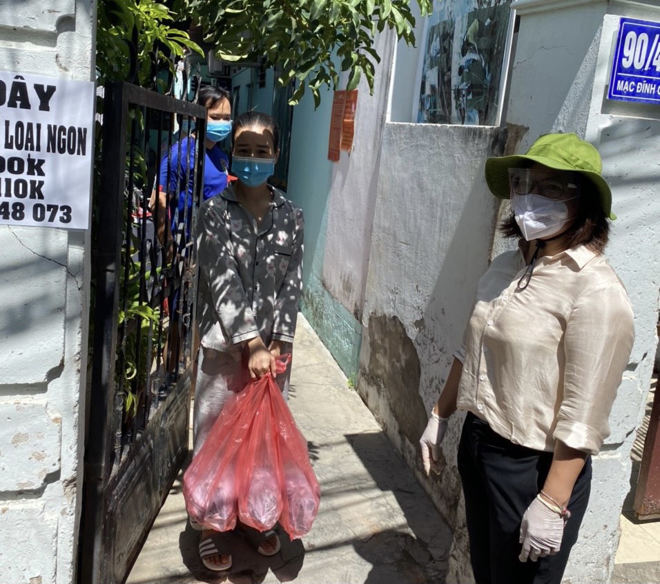 Lãnh đạo UBND phường 4 (bìa phải) trao quà cho người dân lao động sống tại nhà trọ trên địa bàn.