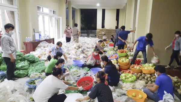 Nhóm Thiện nguyện Nhân ái Xuyên Mộc ngày đêm chuẩn bị 250 phần quà tặng bà con ấp Hồ Tràm,  xã Phước Thuận, giúp cho chủ trương “ai ở đâu ở đó” được thực hiện nghiêm. C.T.V