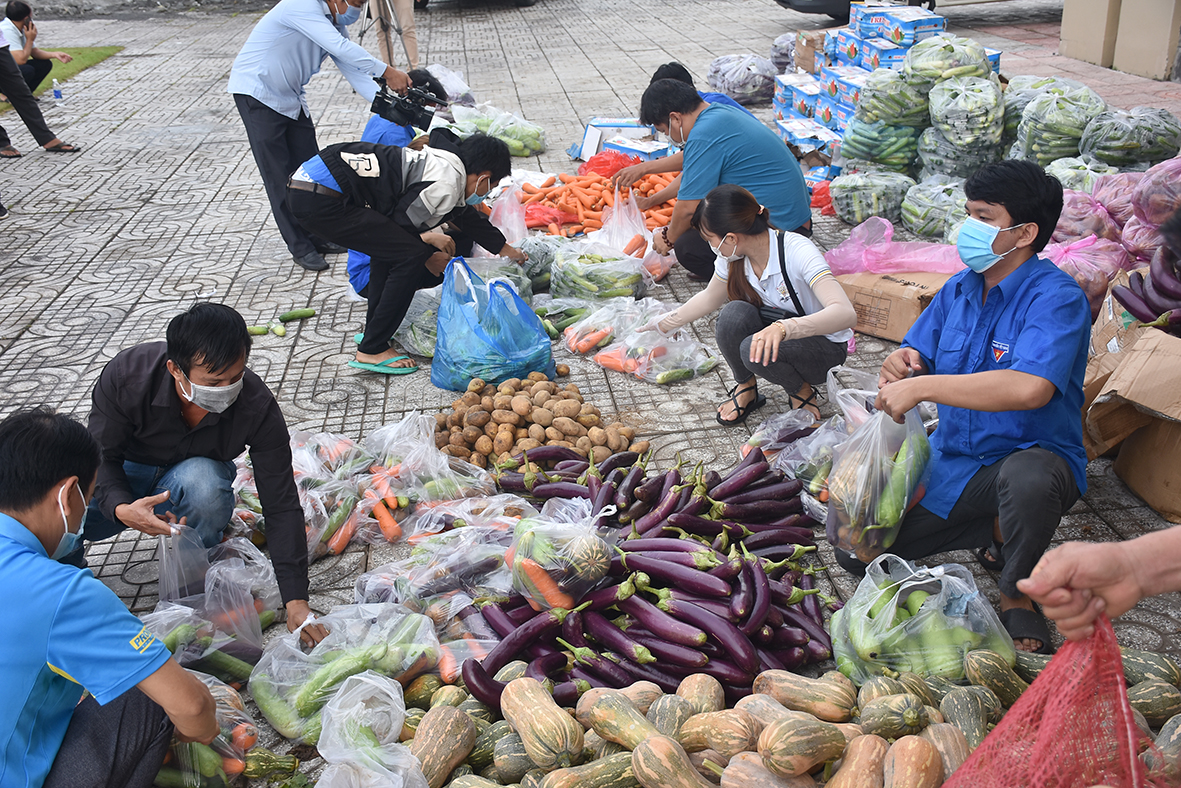 Lực lượng ĐVTN huyện Xuyên Mộc cùng cán bộ đoàn thể chung tay phân quà gồm: gạo, cá tươi, thịt heo, rau củ quả, nước mắm, dầu ăn…để trao cho người dân vào sáng 25/8. Ảnh: THÀNH HUY