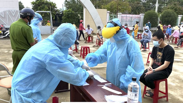 Nhân viên y tế test sàng lọc F0 tại khu phố Ngọc Hà, phường Phú Mỹ, TX.Phú Mỹ. Ảnh: MỸ LƯƠNG