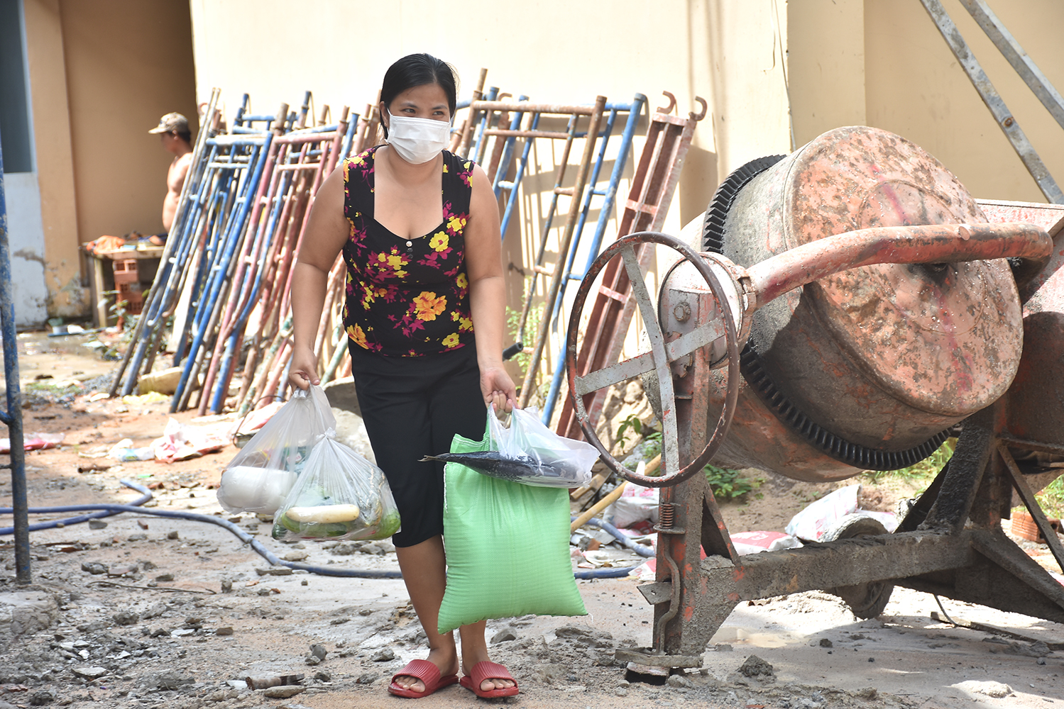 Một người dân ở ấp Hồ Tràm nhận quà gồm: thịt heo, cá tươi, gạo, rau củ quả và nhu yếu phẩm…
