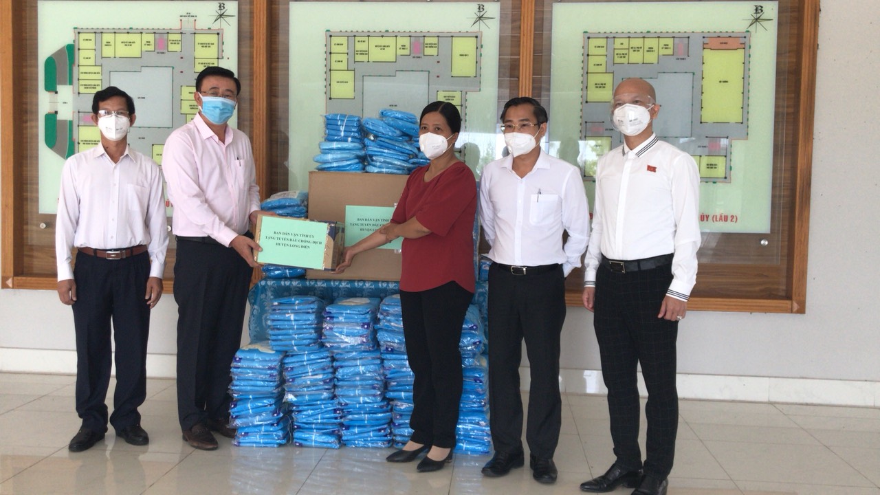 Ông Huỳnh Văn Danh, Trưởng Ban Dân vận Tỉnh ủy trao vật tư y tế  phục vụ công tác phòng, chống dịch cho huyện Long Điền.