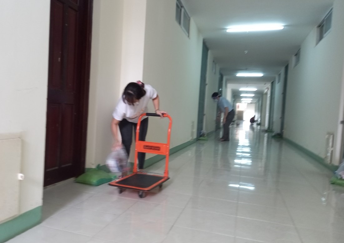 Để bảo đảm thực hiện tốt 5K, các phần quà được đặt tại cửa các căn hộ và bấm chuông báo cho người dân nhận.