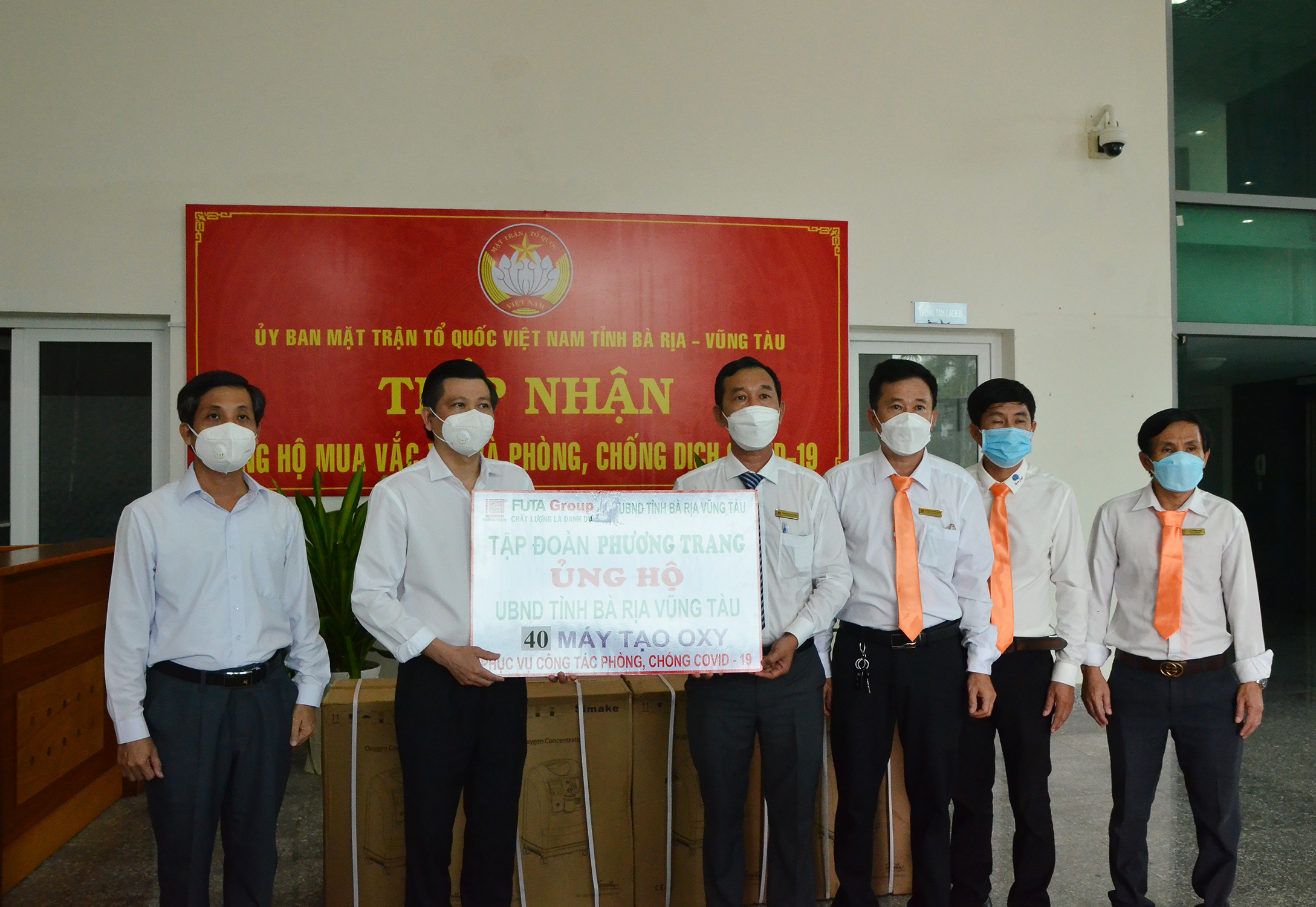 Các ông Trần Văn Tuấn, Phó Chủ tịch UBND tỉnh; Nguyễn Kế Toại, Phó Chủ tịch UBMTTQVN tỉnh tiếp nhận 40 máy tạo oxy do Tập đoàn Phương Trang trao tặng.