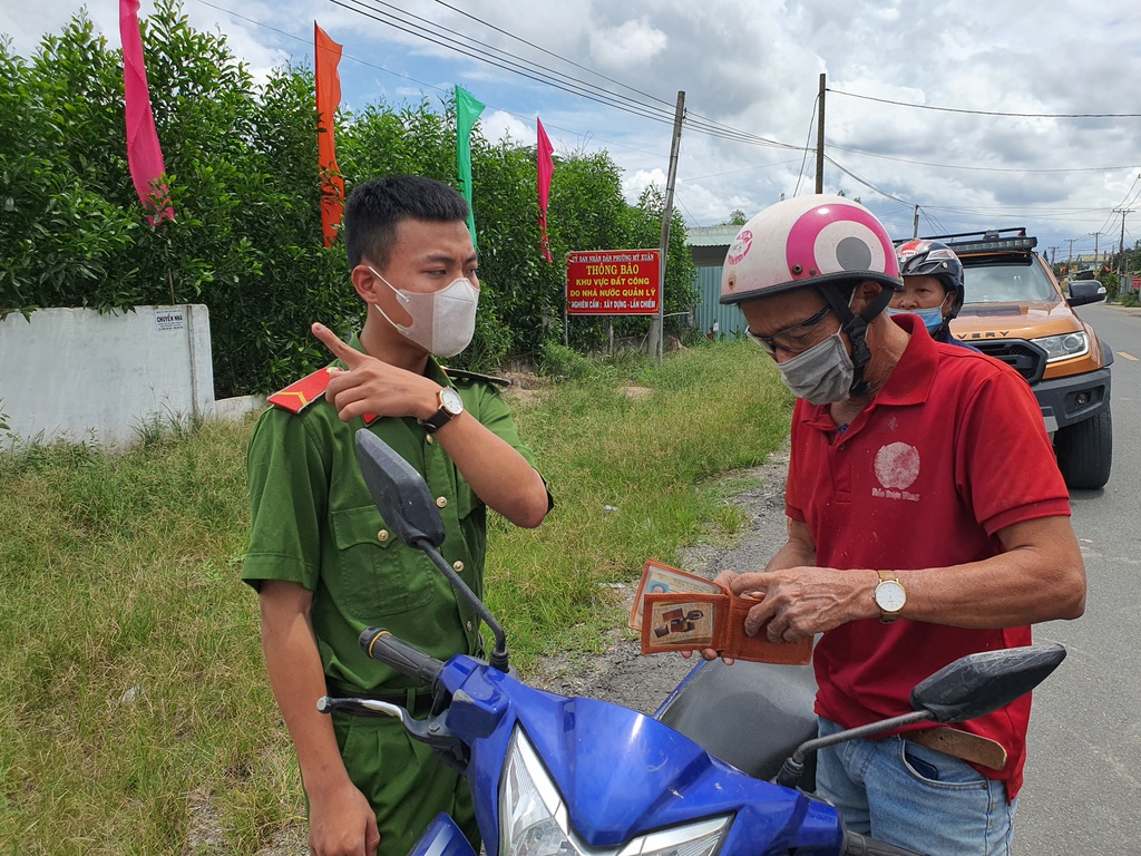 Công an TX. Phú Mỹ kiểm tra giấy đi đường của người dân trong những ngày giãn cách xã hội.