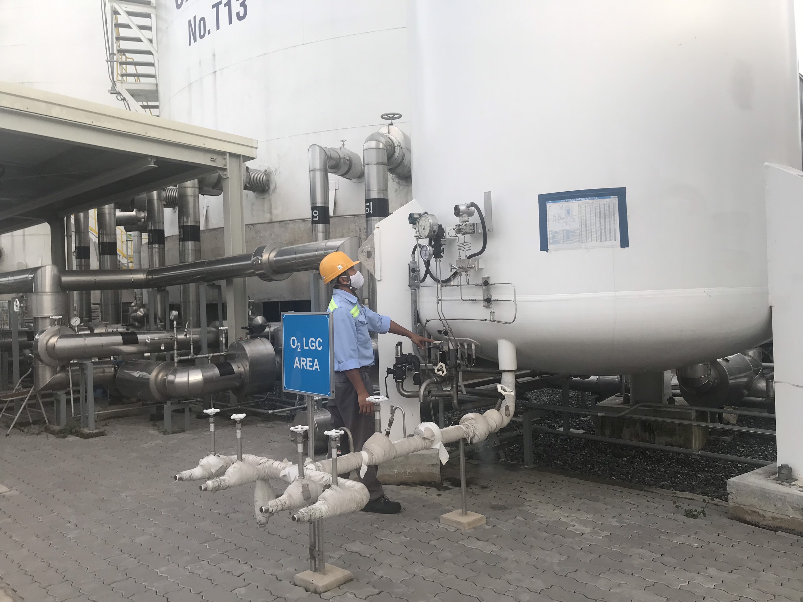 Nhân viên Công ty CP Nippon Sanso Việt Nam chuẩn bị nạp oxy lỏng vào xe bồn chuyên chở đến các trạm nạp chai.