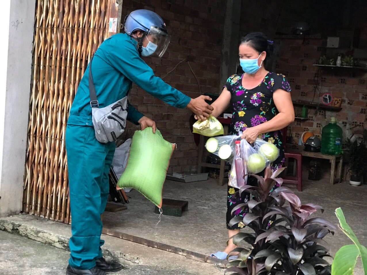 Đội giao hàng xã Sông Xoài (TX. Phú Mỹ) giao hàng tận nhà  cho người dân. Ảnh: MINH TÂM