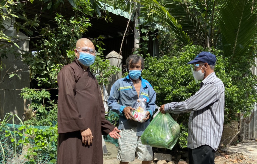 Đại đức Thích Khai Tâm, trụ trì chùa Chuẩn Đề trao quà cho người  khó khăn trên địa bàn phường Tân Phước.