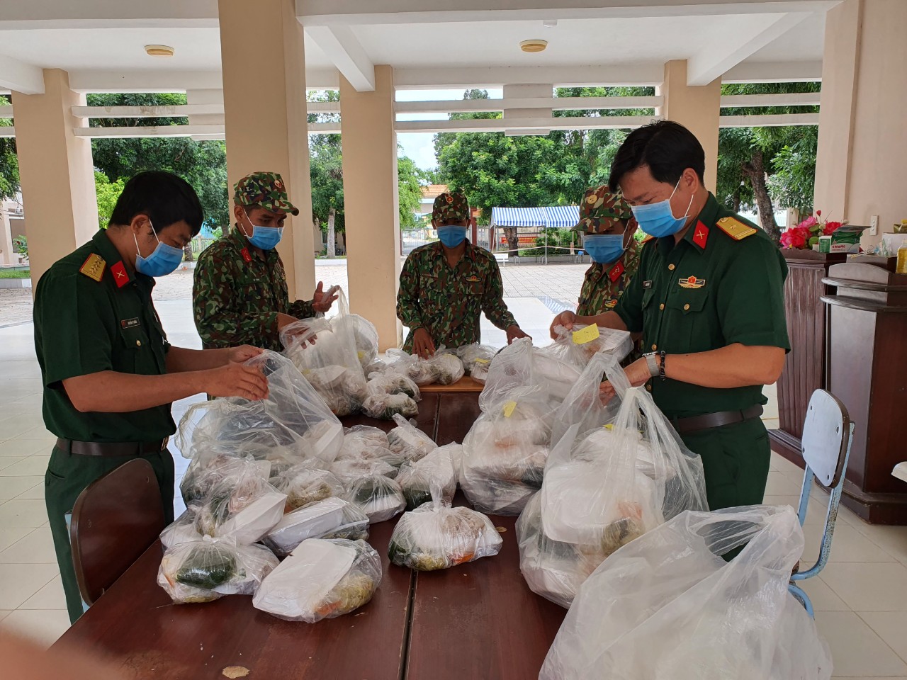 Lực lượng quân đội làm nhiệm vụ tại cơ sở cách ly tập trung Trường THPT Hòa Hội (huyện Xuyên Mộc)  chuẩn bị bữa ăn cho người đang cách ly.