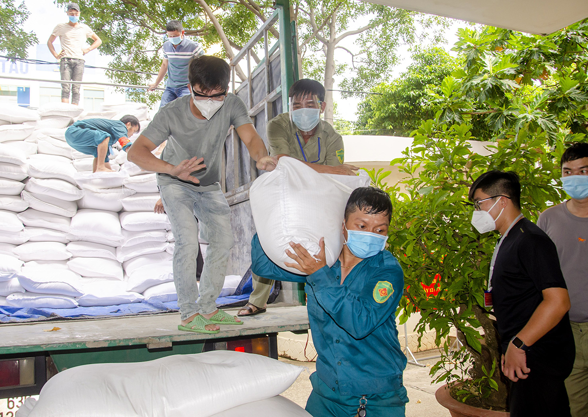 Các lực lượng chức năng, tình nguyện viên vận chuyển, tập kết 15 tấn gạo hỗ trợ của Chính phủ đến trụ sở UBND phường 7, TP.Vũng Tàu sáng 27/8.
