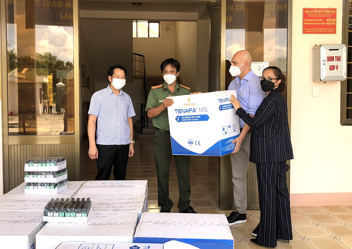 Đại diện Hiệp hội Du lịch, ông Giovanni Leto và bà Anna Thảo (Việt kiều Ý) tặng khẩu trang và nước rửa tay sát khuẩn cho Công an TX.Phú Mỹ.