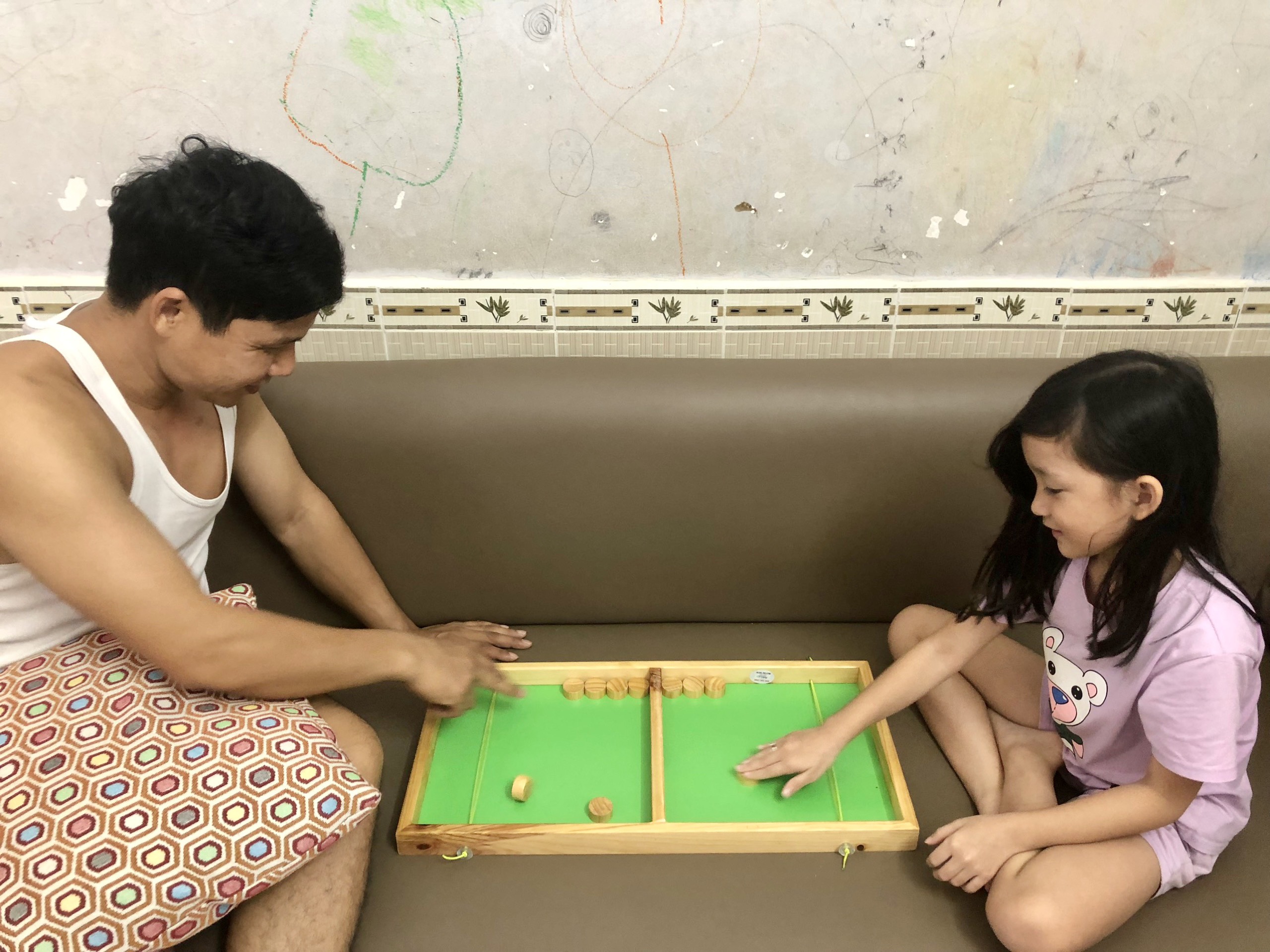 Anh Dương Văn Quân chơi cờ búng cùng con gái.