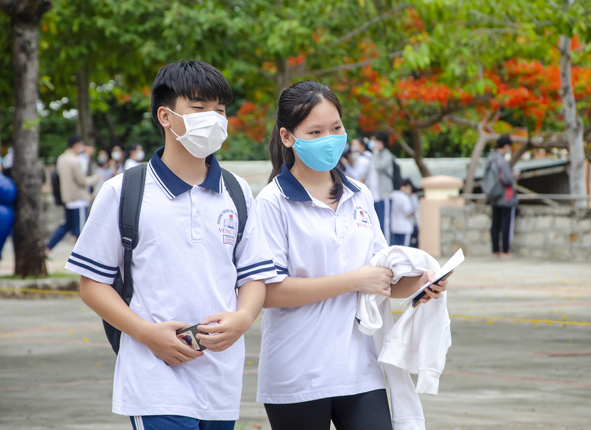 Bộ GD-ĐT vừa công bố điểm sàn nhóm ngành sức khỏe và sư phạm căn cứ vào điểm thi tốt nghiệp THPT năm 2021. Trong ảnh: HS dự thi tốt nghiệp THPT năm 2021 tại điểm thi THPT Vũng Tàu.