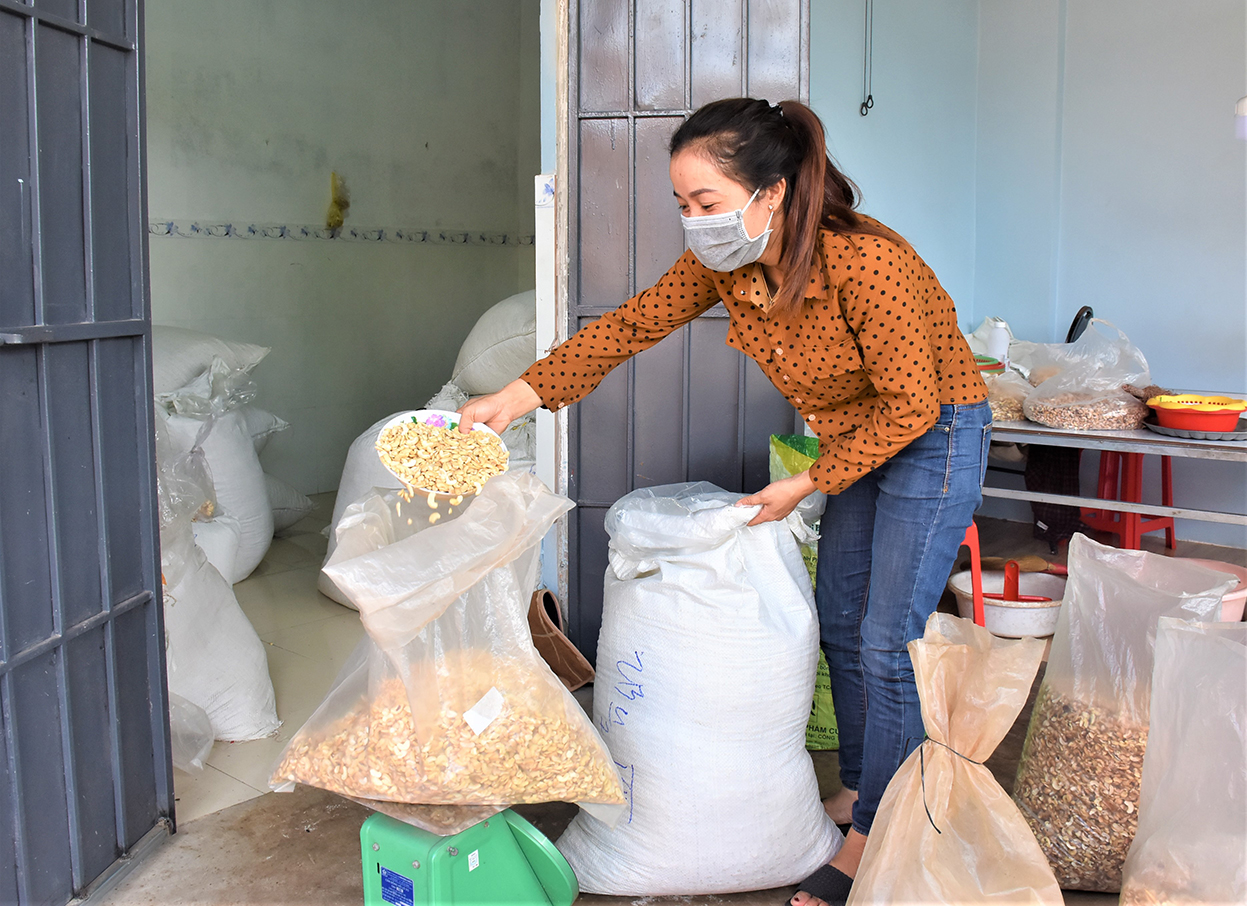 Nhân hạt điều sau khi nhận về được chị Hoàng Thị Ân (tổ 28, thôn 4, xã Bình Trung) chia thành từng bao ít nhất 20kg để giao cho người dân mang về nhà làm.