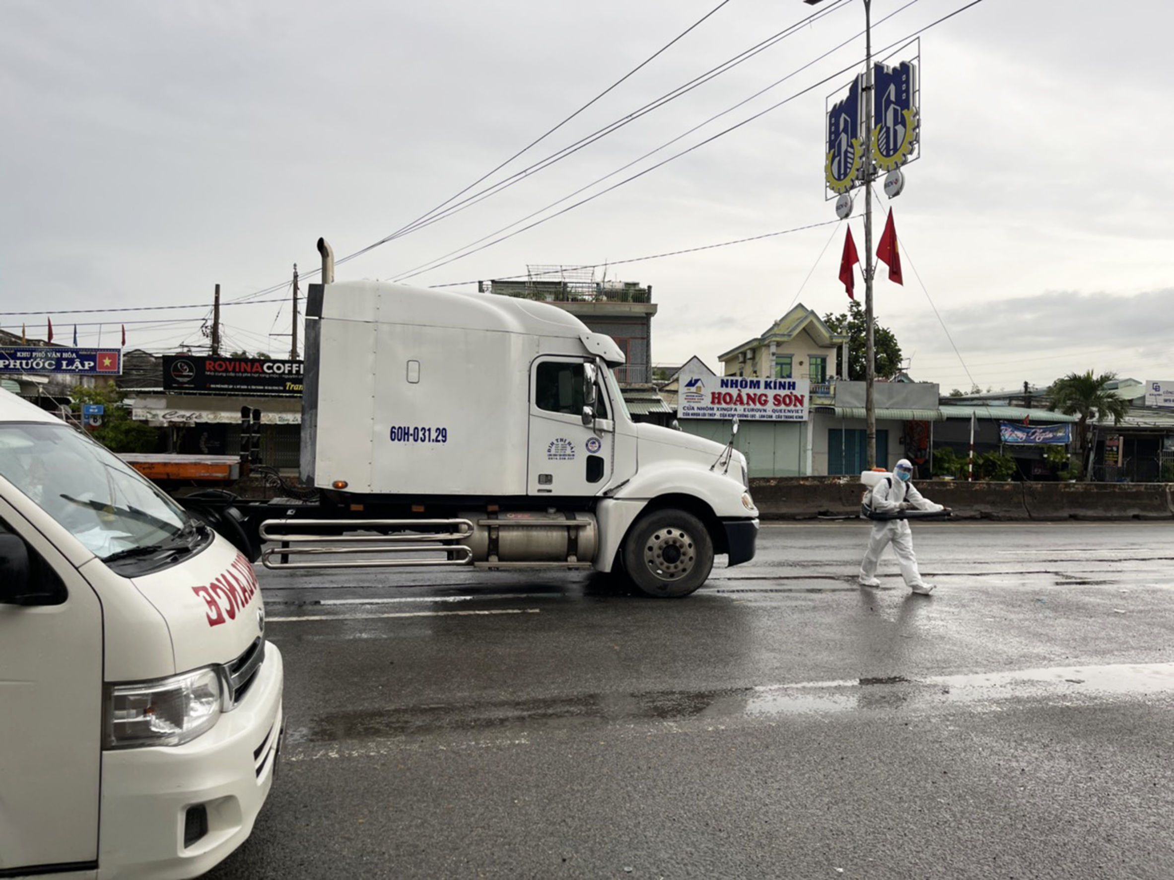 Lực lượng Trung tâm y tế TX.Phú Mỹ phun khử khuẩn các xe tải phát hiện tài xế dương tính trên QL51.