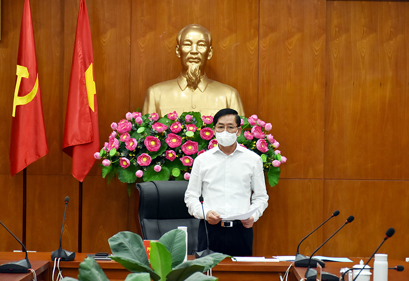 Ông Phạm Viết Thanh, Ủy viên Trung ương Đảng, Bí thư Tỉnh ủy, Chủ tịch HĐND tỉnh, Trưởng BCĐ Phòng, chống dịch COVID-19 tỉnh phát biểu chỉ đạo tại cuộc họp. Ảnh: QUANG VINH