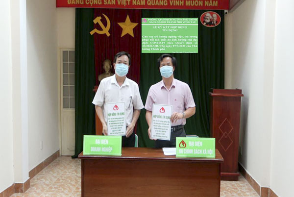 Đại diện Công ty CP Thủy sản và xuất nhập khẩu Côn Đảo nhận hợp đồng tín dụng của NHCSXH.