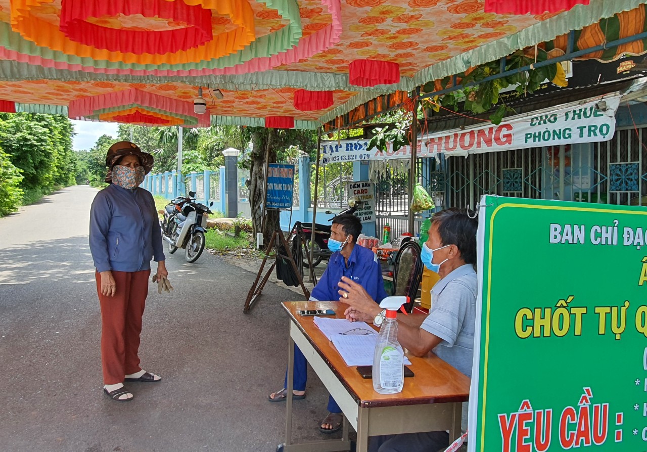 Người dân được kiểm soát chặt chẽ khi đi qua chốt vùng xanh tại  TP. Bà Rịa. Ảnh: TUYẾT MAI