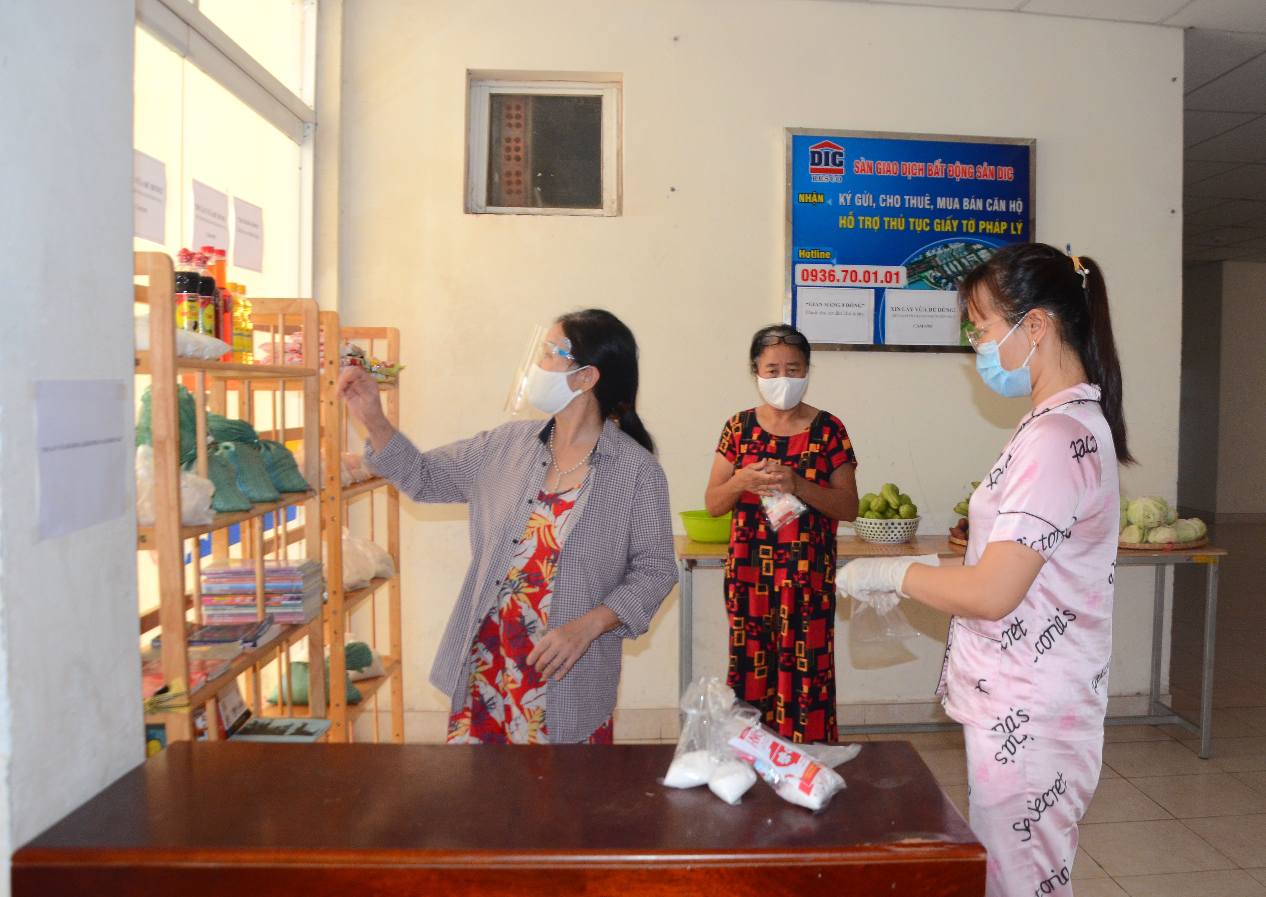 Cư dân chung cư Seaview 2 nhận nhu yếu phẩm tại gian hàng 0 đồng.